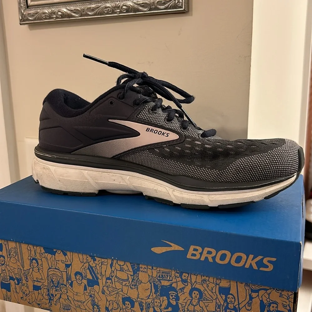 Brooks Dyad 11 Gray Sneakers Light Pink Trim Size Women’s 8.5M Great Padding